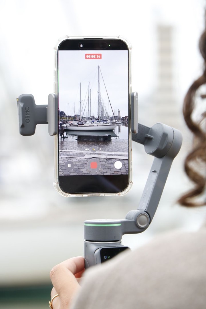 Smartphone sur stabilisateur en plein tournage d'une vidéo sur le port.