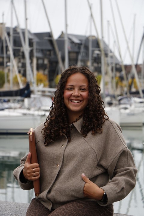 Elsa, fondatrice d’Oh My Feed, souriante sur le port du Havre.