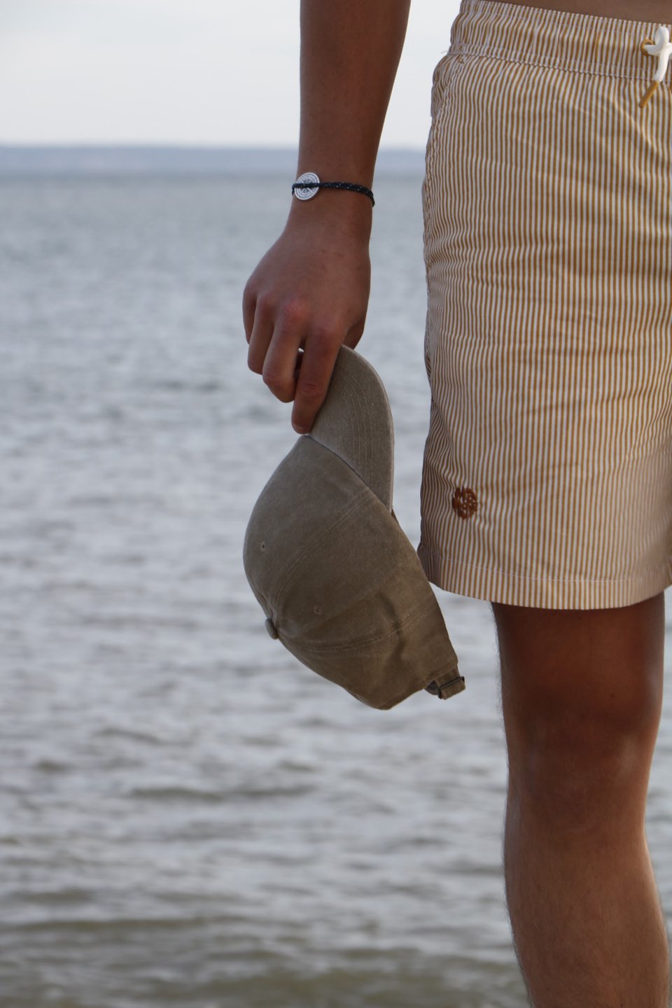 Casquette Mamoune photographiée en bord de mer.