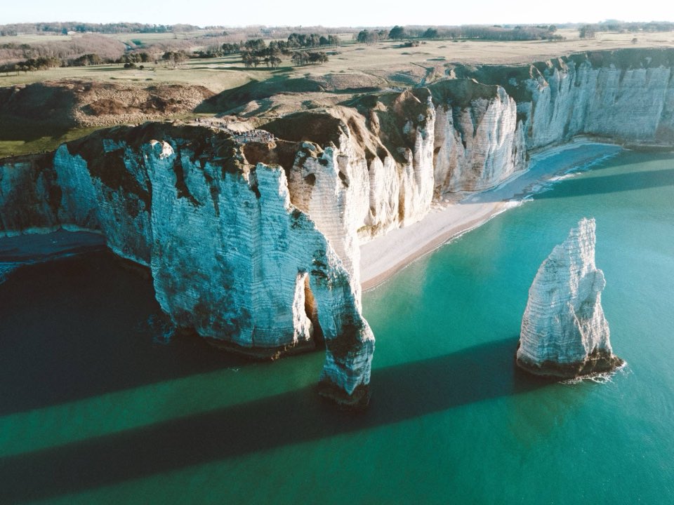 Falaises de la côte normande au bord de la mer.