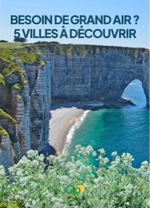 Visuel « Besoin de grand air ? 5 villes à découvrir » sur une photo des falaises d'Étretat.